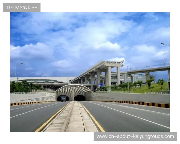 深圳新鹏城边路传中质量提升,后点包抄差一点碰到